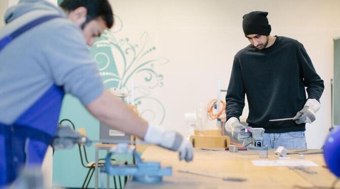 Der afghanische Flüchtling Sha Kah Ahmadi (l.) und der Inder Singh Satwinder feilen in der Fortbildungsakademie der Wirtschaf