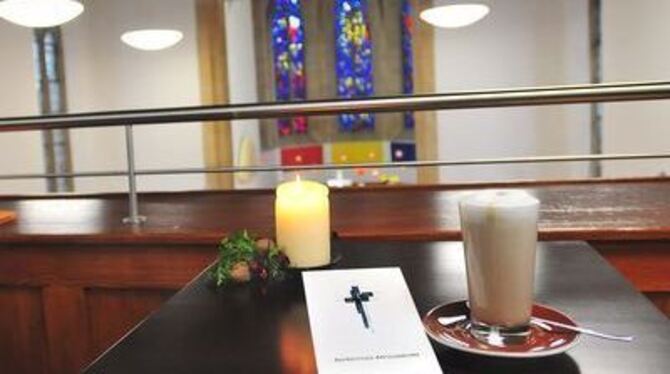 Tröstet auch: eine gute Tasse Schokolade auf der Empore der Citykirche.  FOTO: TRINKHAUS