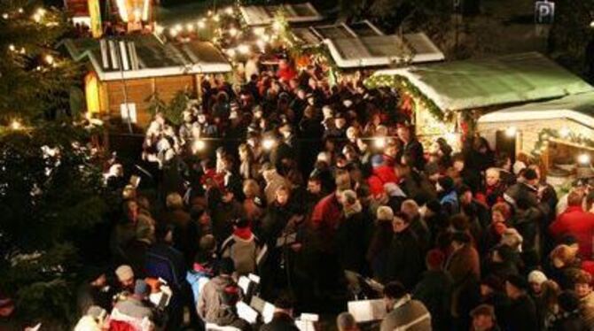 Fast schien es, als ob alles, was laufen konnte, auf dem Hülbener Weihnachtsmarkt war. FOTO: LEK