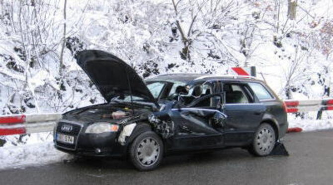 Schwer verletzt wurde der Fahrer des Audi beim Unfall auf der Seeburger Steige. GEA-FOTO: JSG