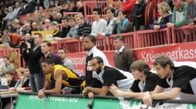 Blankes Entsetzen bei den Ersatzspielern und den Fans der Walter Tigers Tübingen. GEA-FOTO: PACHER