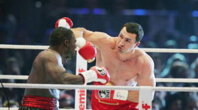 Wladimir Klitschko (rechts) hatte im Weltmeisterschaftskampf gegen Hasim Rahman leichtes Spiel. FOTO: AVANTIME