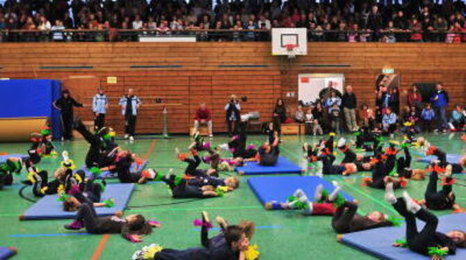 Wie in einem Ameisenhaufen: Über 200 Kinder zeigten in Mössingen, was sie in ihren Turnübungsstunden gelernt haben. GEA-FOTO: ME