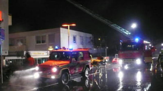 Die Feuerwehr hatte den Brand in einem Friseurgeschäft in Orschel-Hagen schnell unter Kontrolle. FOTO: FEUERWEHR