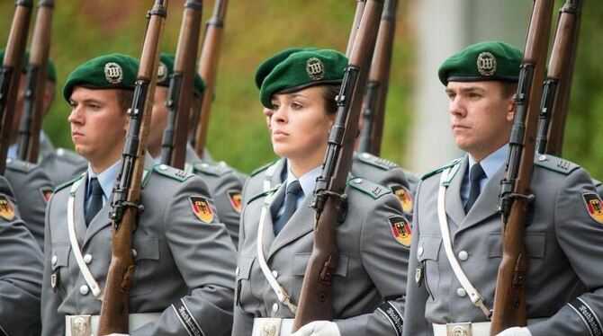 Ein Wachbataillon der Bundeswehr steht vor dem Bundeskanzleramt in Berlin. Foto: Bernd von Jutrczenka/Archiv