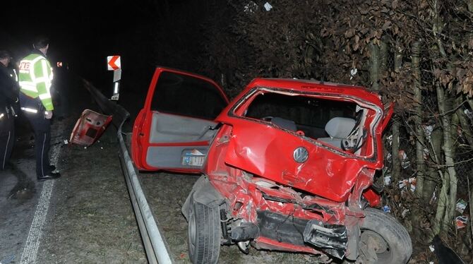 Der völlig zerstörte Lupo der jungen Frau nach dem Unfall.