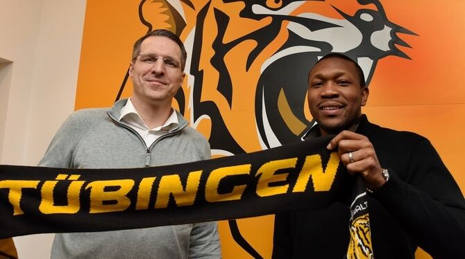 Stolz präsentiert Tigers-Geschäftsführer Robert Wintermantel (links) den neuen Cheftrainer Tyron McCoy. 	GEA-FOTO: PACHER