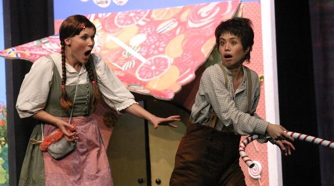 Myriam Mayer und Chiharu Takahashi knuspern als Hänsel und Gretel.  FOTO: AKR