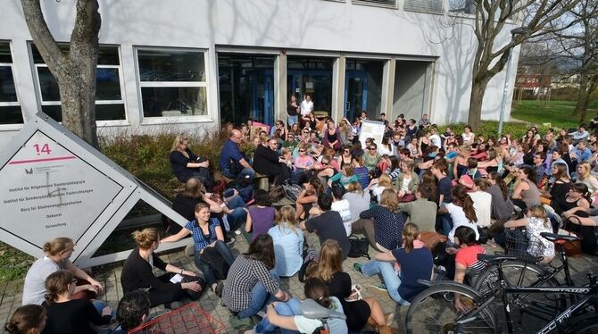 Archivbild vom April 2013: Studierende der Fakultät für Sonderpädagogik protestierten auf dem Hochschulcampus mit einem Sitzstre