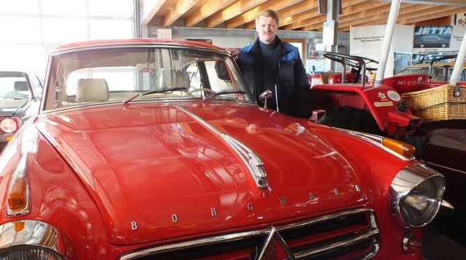 Eine Berühmtheit und an Grandezza kaum zu überbieten: Eine rote Borgward Isabella, der auch Oldtimer-Sammler und VW-Fan Curdjürg