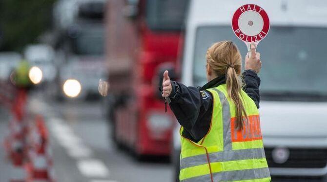 Grenzkontrollstelle an der A8 von Salzburg nach München. Die CSU will Flüchtende ohne gültige Papiere nicht länger ins Land l