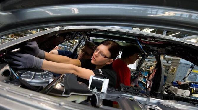 Eine Arbeiterin montiert im Werk Sindelfingen die Mercedes-Benz S-Klasse. Foto: Marijan Murat