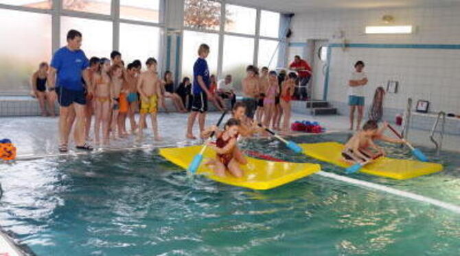 Voller Einsatz der Viertklässler der Pliezhäuser Grund- und Hauptschule bei der Einweihung des Lehrschwimmbeckens.  GEA-FOTO: PA