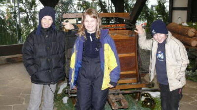 Dominic, Madlen und Bernd waren begeistert vom alten Schulschlitten aus Marbach. Danach spielten sie beim Glemser Krippenspiel a