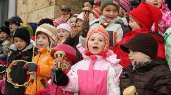 Helle Kinderstimmen vor dem Rathaus in Ödenwaldstetten, die Liedchen und Gedichte zum Advent vortrugen.  FOTO: BAIER