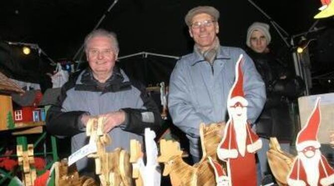 Die Männerwerkstatt bot Holzspielzeug auf dem Weihnachtsmarkt an. FOTO: AN