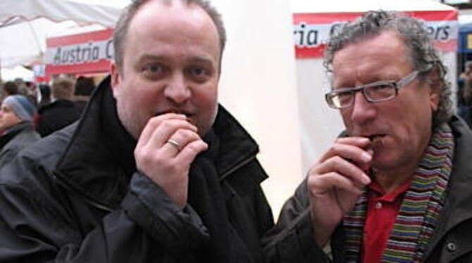 In die Schokolade verliebt: die Tübinger Chocolart-Organisatoren Hans-Peter Schwarz (links) und Herbert Tressel. GEA-FOTO: RIC