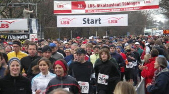 Freizeitläufer kann nichts erschüttern, das Wetter schon gar nicht: Massenstart beim Nikolauslauf in Tübingen.  FOTO: LANDWEHR