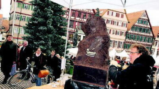 Der Tübinger Bildhauer Uwe Bürkle mit seinem &raquo;Schweinehund&laquo; gestern beim Tübinger Schokoladenfestival. GEA-FOTO: USC