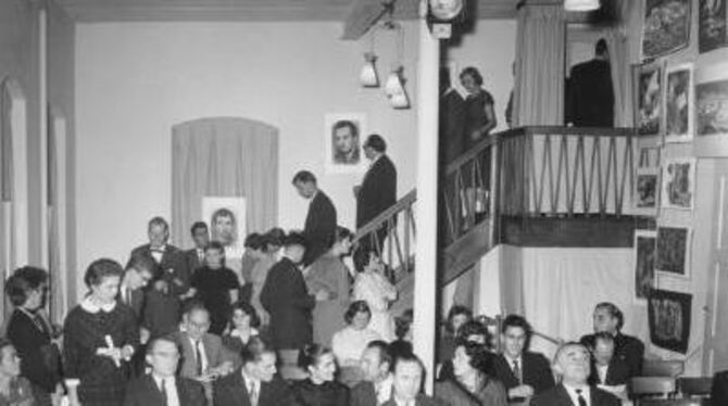 Einlass des Publikums zur ersten Premiere im Zimmertheater am 6. Dezember 1958 zu »Blick zurück im Zorn«. FOTO: STADTARCHIV TÜBI