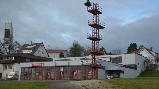 Noch weihnachtlich geschmückt – das künftige Sanierungsobjekt Feuerwehrhaus Eningen. GEA-FOTO: BARAL