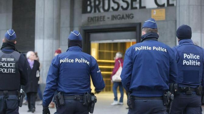 Polizisten am Hauptbahnhof in Brüssel. Foto: Olivier Hoslet