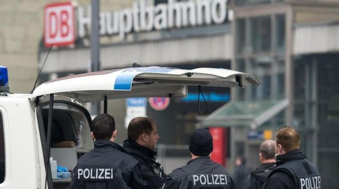 Nach dem Terroralarm in der Silvesternacht in München fahndet die Polizei weiter nach angeblichen potenziellen Attentätern au