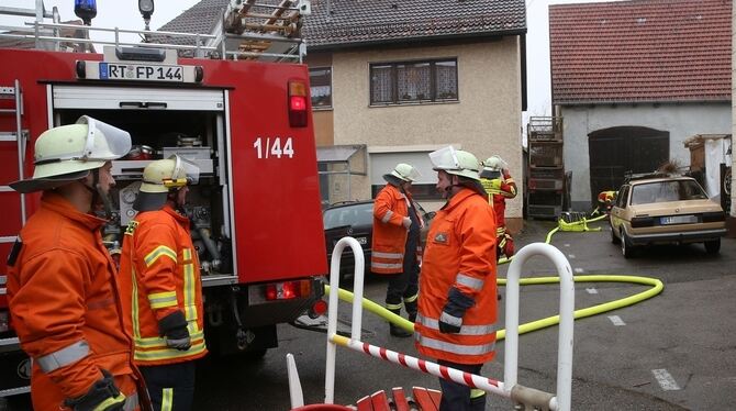 Feuerwehren aus Aichstetten, Tigerfeld und Pfronstetten waren im Einsatz. FOTO: WARNACK