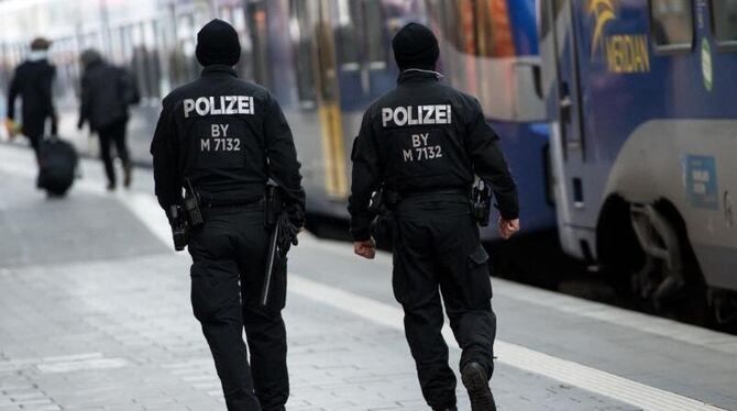 Polizisten gehen in München durch den Hauptbahnhof. Foto: Sven Hoppe