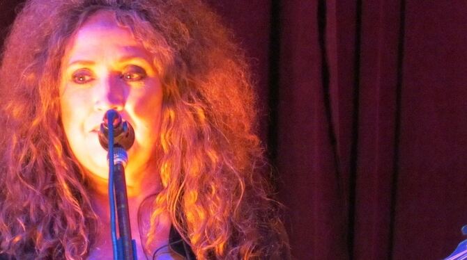 Rock und Blues und Kerzenschein: Anne Haigis bei ihrem Konzert im Hirsch in Glems. FOTO: MORAWITZKY