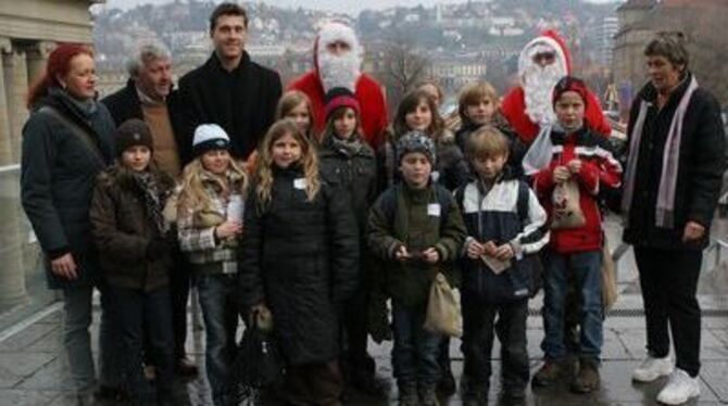 Gruppenbild mit Nikolaus und Württembergs Top-Spieler Michael Berrer (links hinten) und Pfullinger Kindern. FOTO: KLEMM