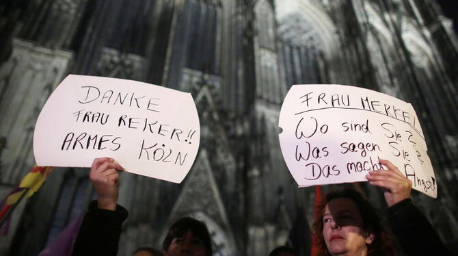 Frauen demonstrieren in Köln vor dem Dom gegen Sexismus. Nach den Übergriffen auf Frauen vor dem Kölner Hauptbahnhof in der Silv