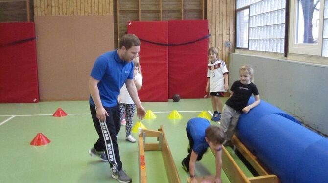 Tobias Stoll bei der Arbeit: In der Kindersportschule (Kiss) des VfL Pfullingen kümmert er sich darum, schon den Jüngsten Spaß a