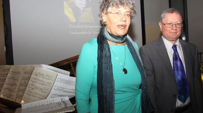 Ingeborg und Friedemann Treutlein im Wannweiler Rathaus.  FOTO: KOZJEK