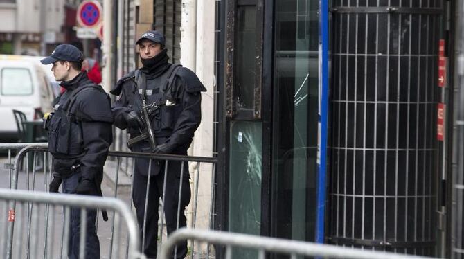 Polizisten vor der Polizeiwache in Paris, die von dem Mann attackiert worden war. Foto: Ian Langsdon/Archiv