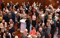 Viel Gesprächsstoff bei Häppchen und Wein: Besucher des Metzinger Bürgerempfangs in der Stadthalle. GEA-FOTO: USCHI PACHER