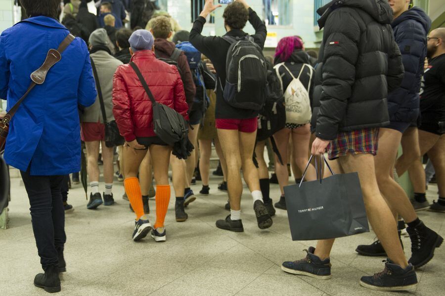 Ohne Hose U-Bahn fahren in 60 Städten