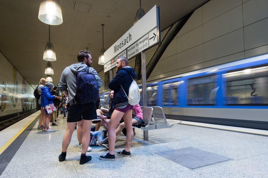 Ohne Hose U-Bahn fahren in 60 Städten