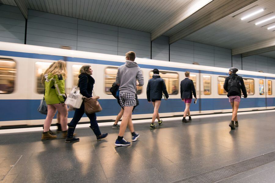 Ohne Hose U-Bahn fahren in 60 Städten