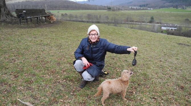 Aufsammeln – eintüten – mitnehmen: Mechthild Aisenpreis macht allen Hundebesitzern, die’s nicht wissen (wollen), vor, wie’s geht