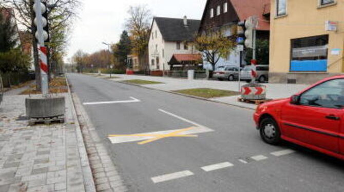 Mit der Sperrung der Alteburgstraße muß sich der Autoverkehr andere Wege suchen, etwa die neue Ringelbachstraße.  GEA-FOTO: USCH