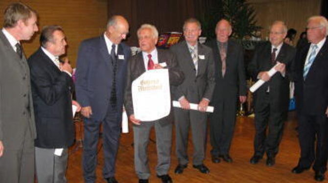 Kreishandwerksmeister Harald Herrmann (links) und (rechts) die Handwerkskammer-Ehrenmitglieder Günther Hecht und Wolfgang Sautte