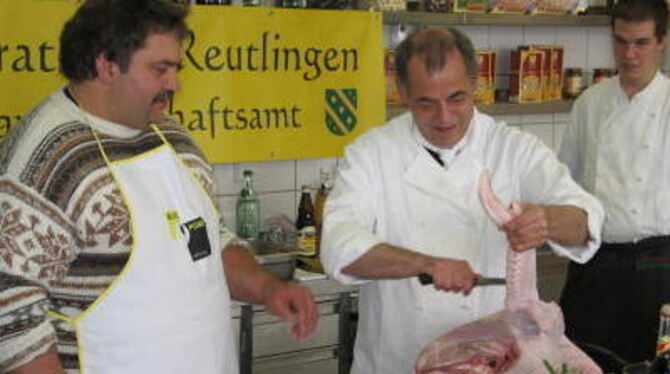 Mit sichtlichem Vergnügen zerlegen der Geflügelerzeuger Gerd Vöhringer (links) und Küchenchef Mathias Niethammer beim Schaukoche