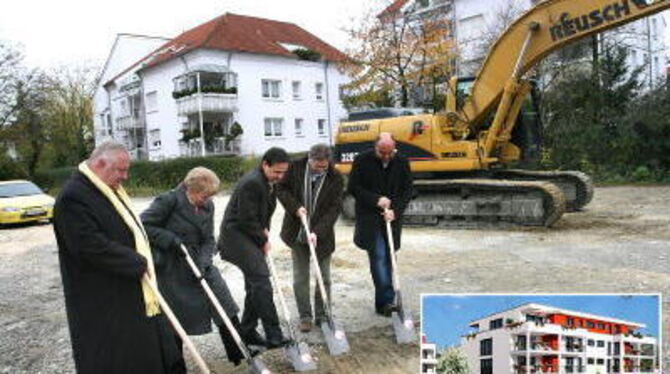 Erster Spatenstich in der Negelerstraße: Unterhalb des Krankenhauses entsteht eine neue große Wohnanlage. GEA-FOTO: HD