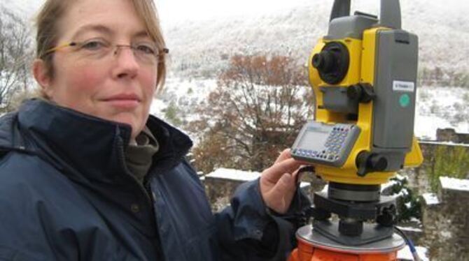 Neueste Technik: Simone Grimm vom Amt für Geoinformation und Vermessung beim Landratsamt Esslingen auf der Sulzburg. FOTO: KUNZE