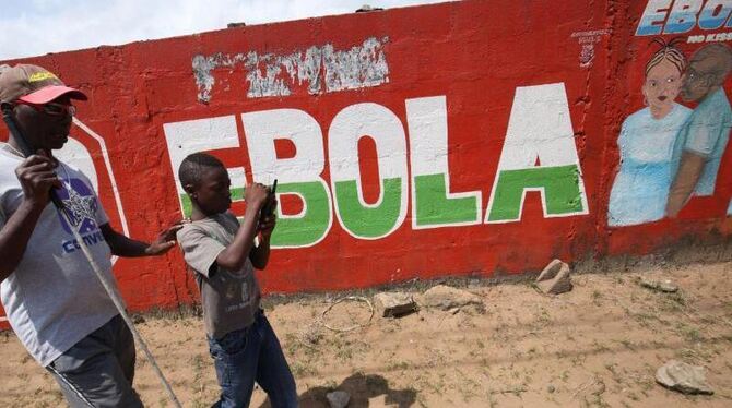 Der Kampf gegen Ebola ist noch nicht vorbei. Foto: Ahmed Jallanzo/Archiv