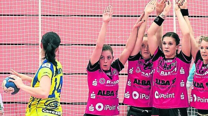 Die TuS-Abwehr soll im Rückspiel wie eine Wand stehen: (Von links) Kelly Vollebregt, Maren Weigel, Julia Behnke, Nicole Dinkel,