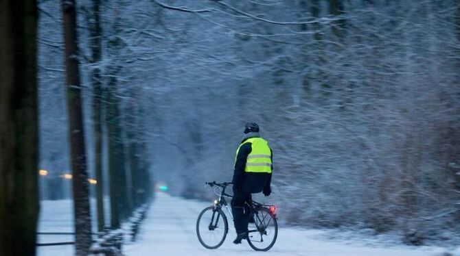 Bei Schnee den Lenker loszulassen, ist nicht ratsam. Foto: Kay Nietfeld