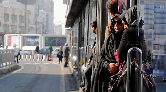 Bushaltestelle in Teheran: Seit Jahren leidet der Iran unter massiven Wirtschaftssanktionen. Foto: Abedin Taherkenareh/Archiv