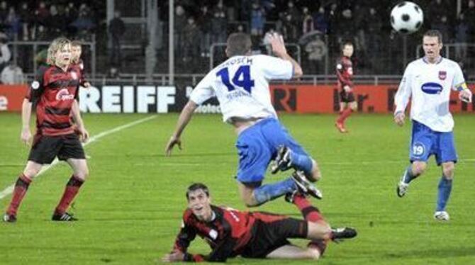 Am Boden: Stefan Haben (hier im Duell mit dem Heidenheimer Dieter Jarosch) und der SSV Reutlingen.  FOTO: NIETHAMMER